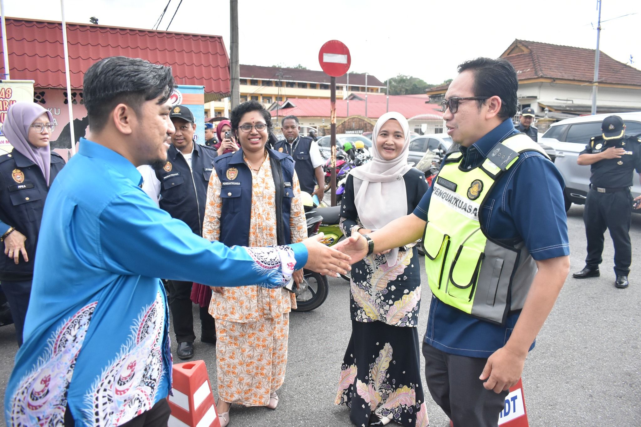 PENGARAH KEMENTERIAN PERDAGANGAN DALAM NEGERI DAN KOS SARA HIDUP (KPDN) NEGERI PERAK, YBHG. DATO’ HJ. KAMALLUDIN BIN HJ. ISMAIL TELAH HADIR MEMERIAHKAN PROGRAM BAZAR RAMADAN RAHMAH (BRR) YANG BERLANGSUNG DI BAZAR RAMADAN TAPAH